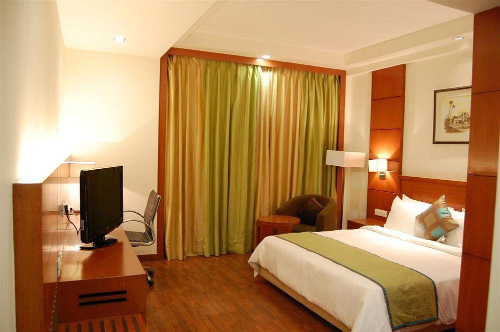 Golden Tulip Lucknow Hotel Room photo