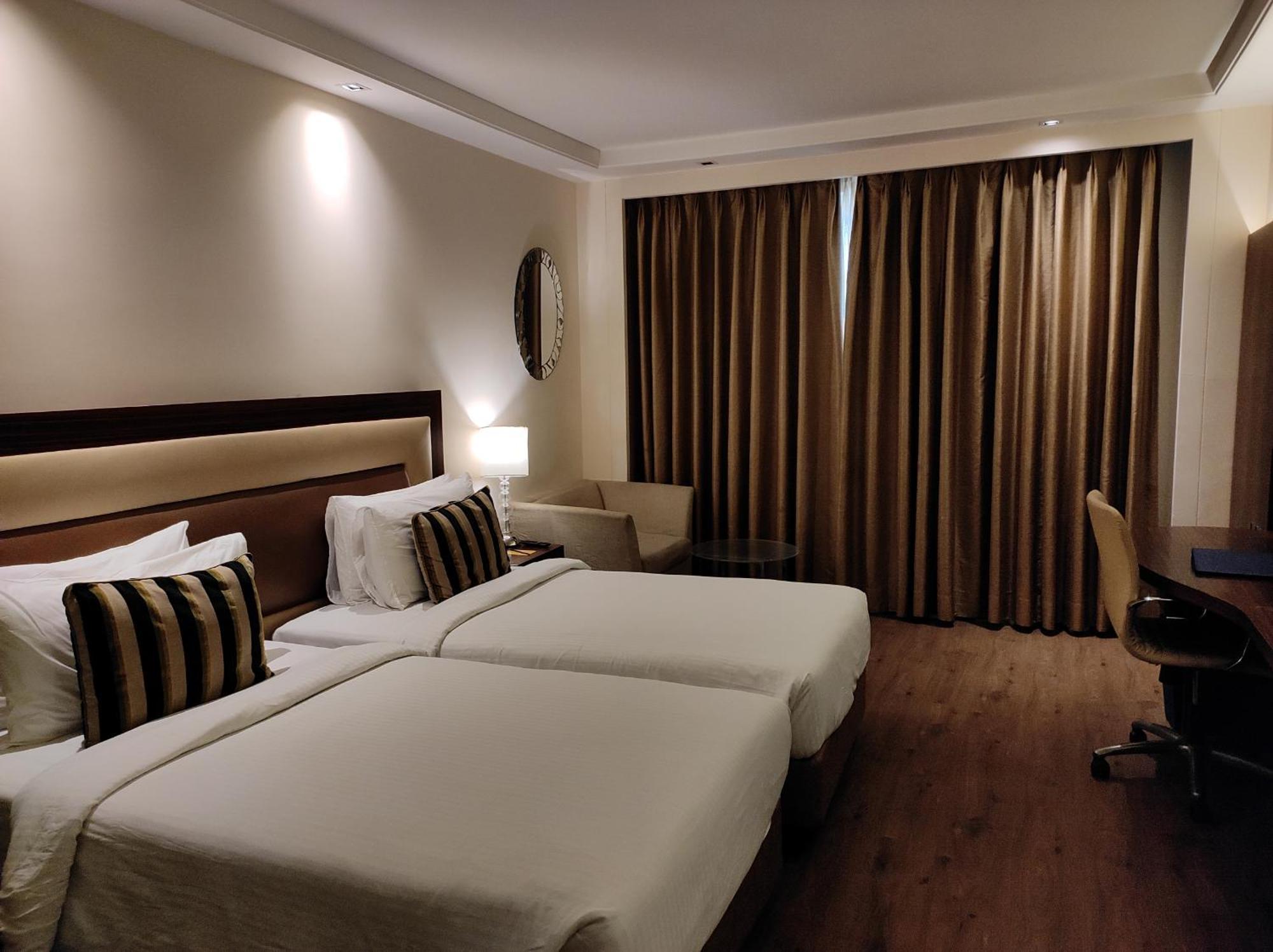 Golden Tulip Lucknow Hotel Room photo